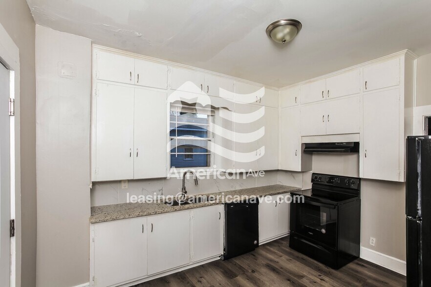 Building Photo - 3213 River Dr