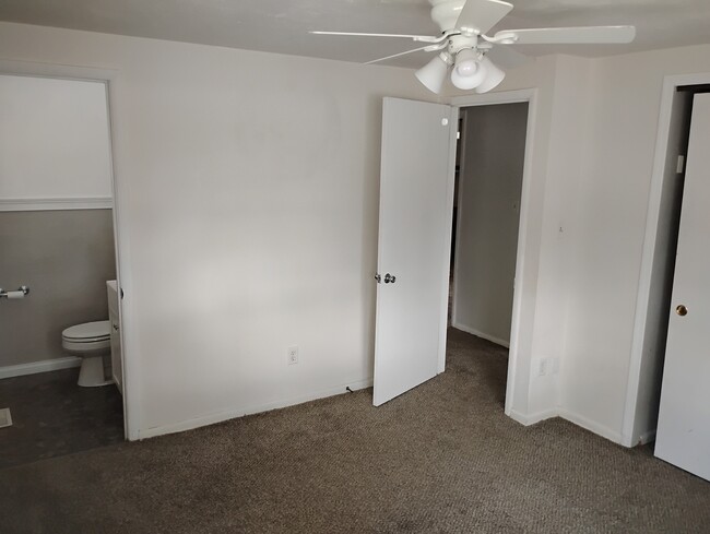 Building Photo - 1428 S Maple Ave