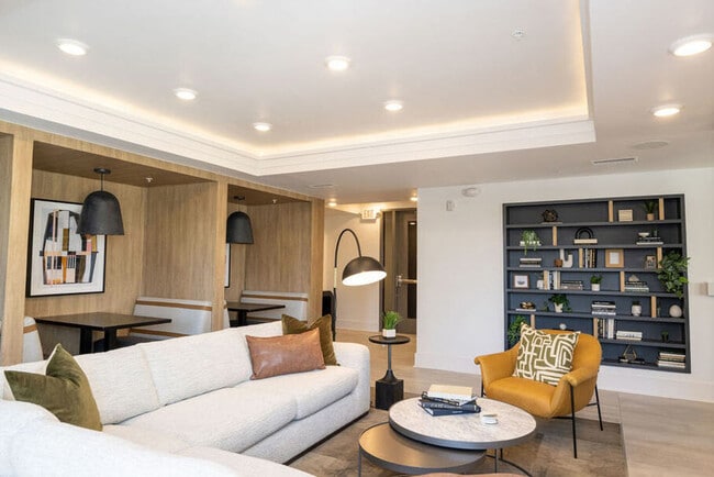 Primary Photo - 539 W Trade St