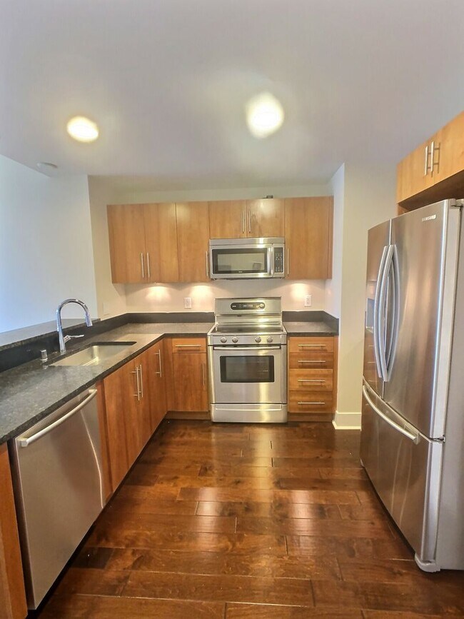 Building Photo - Fantastic 2 Bedroom/2 Bathroom Condo For R...