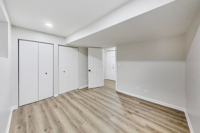 Building Photo - 2330 N Greenview Ave