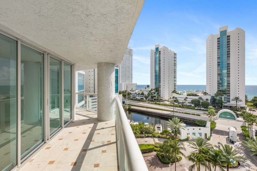 Building Photo - 16400 Collins Ave