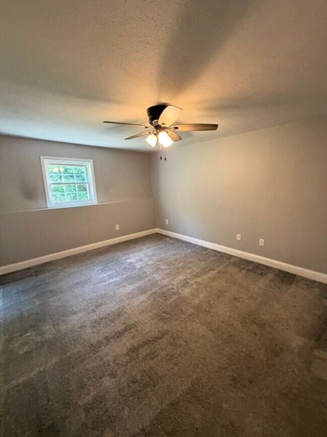 Building Photo - 410 Goldenrod Dr