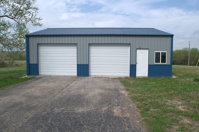 Building Photo - Nice 3 Bedroom Farm House In Fayette!