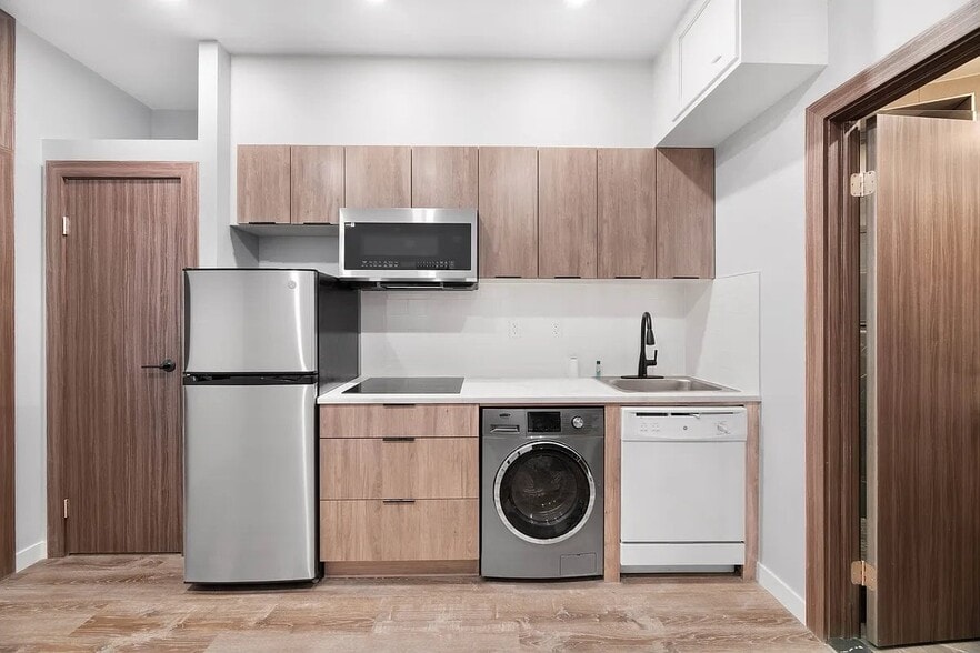 Building Photo - 437 W 46th St