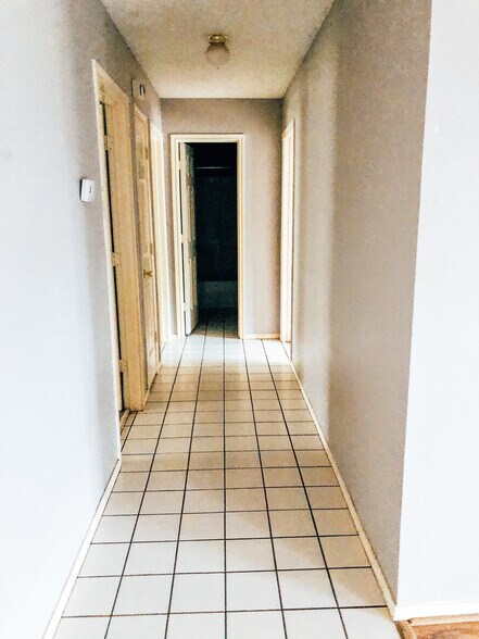 Building Photo - 6104 7th Dr