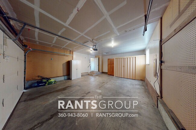 Building Photo - Recently updated home in Beachcrest's quie...