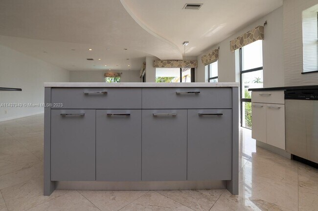 Building Photo - 76 Isle of Venice Dr