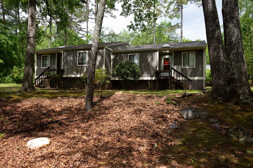 Building Photo - 303 Chesswood Dr
