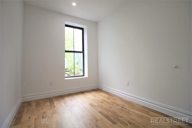Building Photo - Charming Brand New 2.5 Bed 2 Bath with Ter...