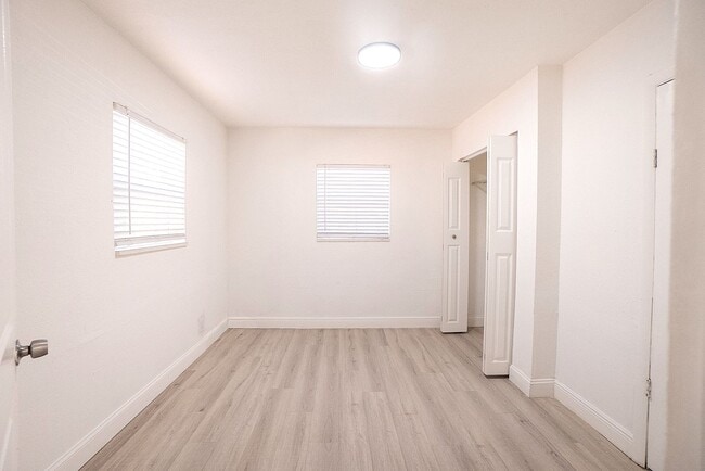 Building Photo - Charming 2 units building in Prime St. Pete Location