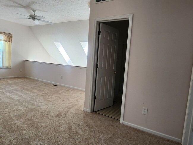 Building Photo - 3 spacious bedroom Condo in Lewis Center/P...