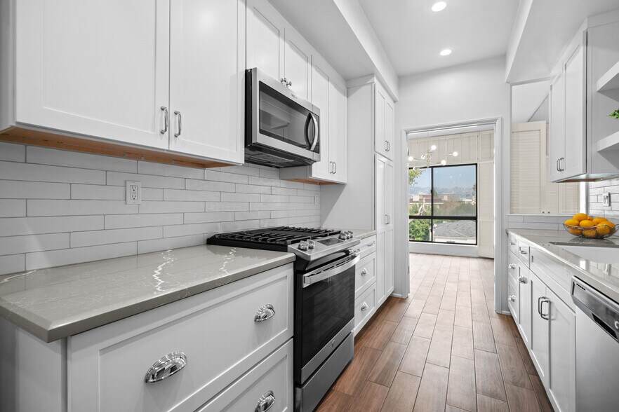 Building Photo - 1167 Roxbury Dr