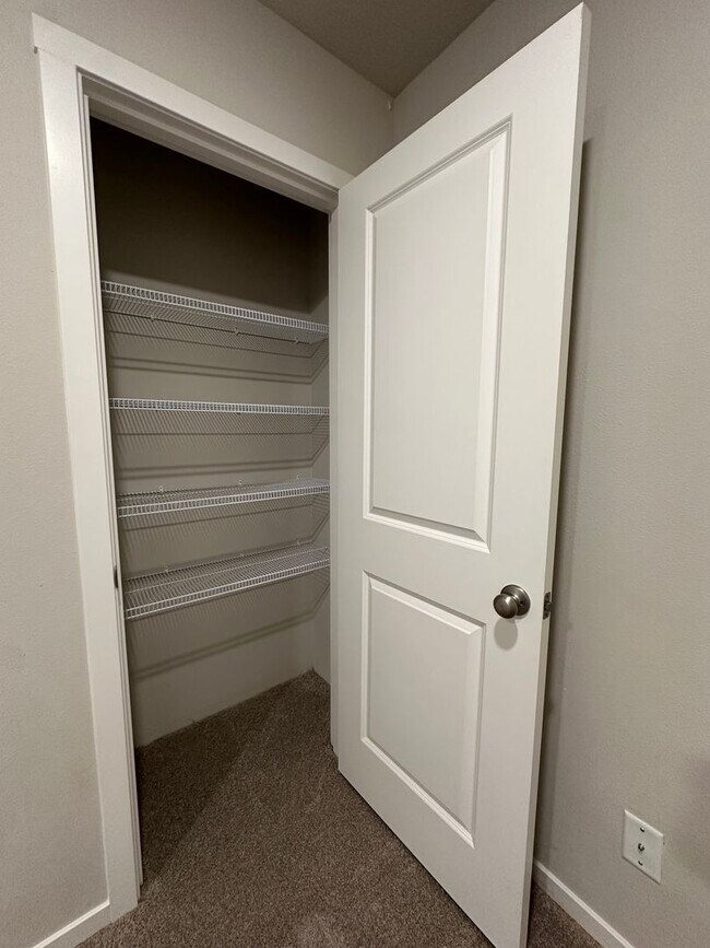 Building Photo - ? Modern 3-Bedroom Townhouse with Bright O...