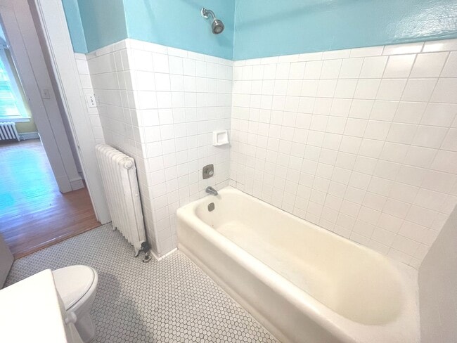 Building Photo - 2533 N Lake Dr