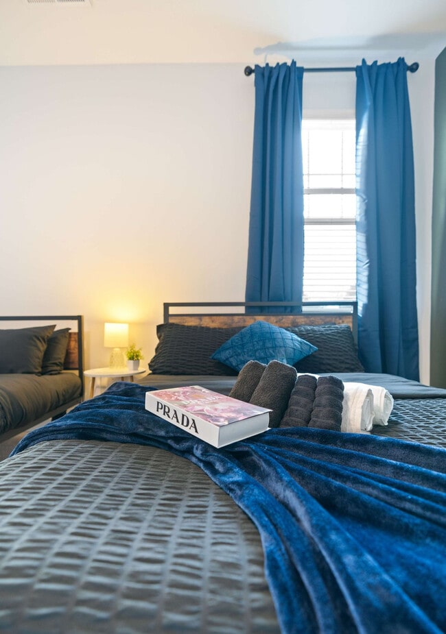 Building Photo - 1010 Falling Rock Pl