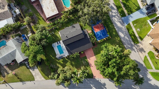 Building Photo - 612 Montezuma Dr