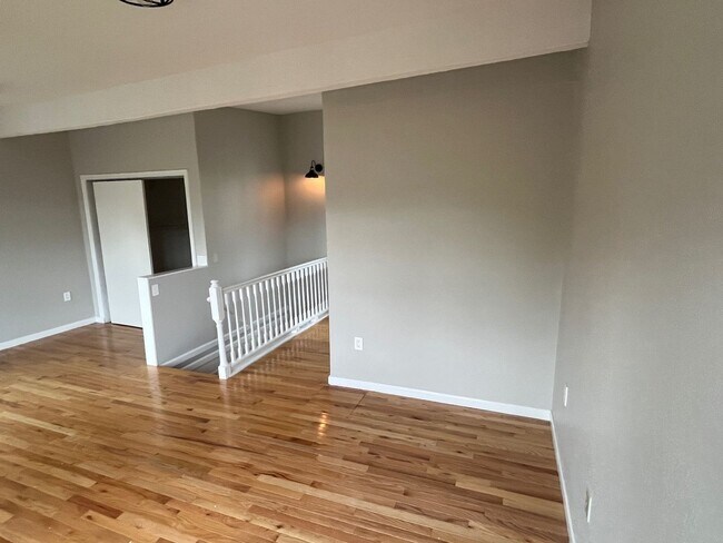 Building Photo - offboarding 4/14/26 3215 N Bartlett Ave