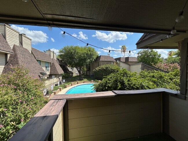 Building Photo - 200 Martingale