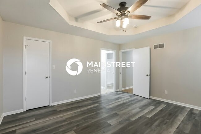 Building Photo - 3 Bedroom Pet-Friendly Home in KEARNEY, MO with Main Street Renewal
