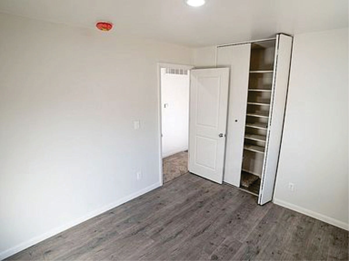 Building Photo - 3512 N Kingsley Dr
