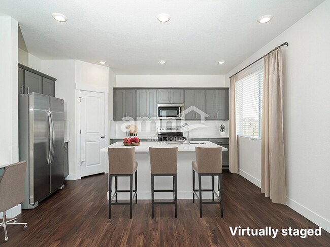 Building Photo - 979 N Nichole Ave