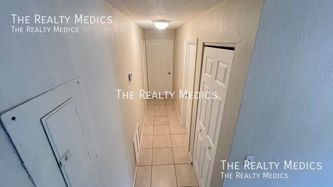 Building Photo - 2130 Forest Knoll Dr NE