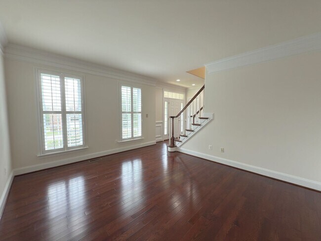 Building Photo - Spacious 4 Bed 5.5 Bath Home in Annandale,...