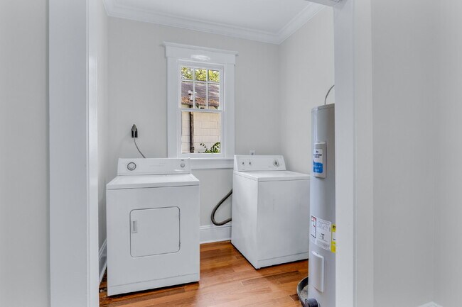 Building Photo - Cozy craftsman bungalow on Seiler Ave
