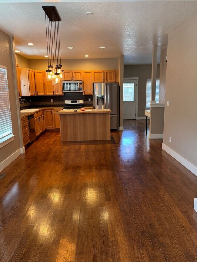 Building Photo - 915 Ridge Runner Dr