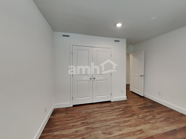 Building Photo - 10324 Beaver Tail St