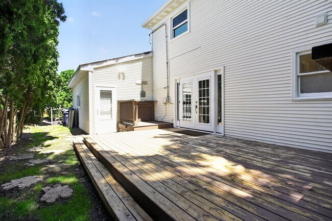 Building Photo - Spacious Stunning 3 BR House in Mount Prospect W/ Office/Playroom on Corner Lot