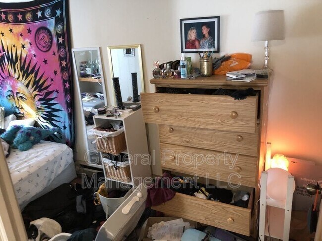 Building Photo - 3 bedroom 1 bathroom on Water street and n...