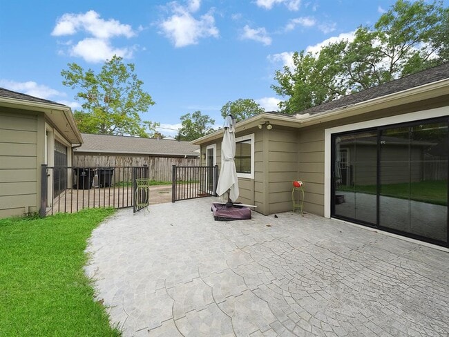 Building Photo - 12707 Trail Hollow Dr