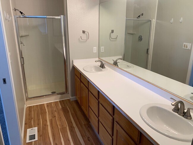 Building Photo - Beautiful  3-bedroom, 2-bath single-level home