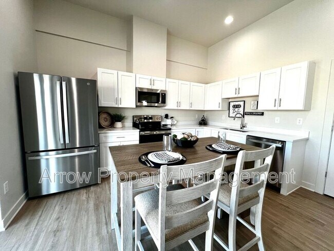 Building Photo - 1067 Claude Rd