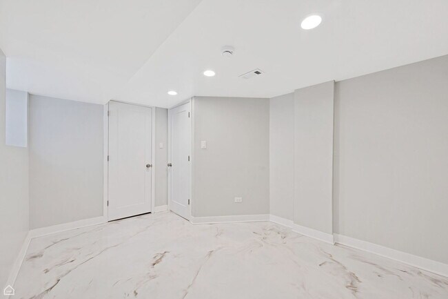 Building Photo - 7314 S King Dr