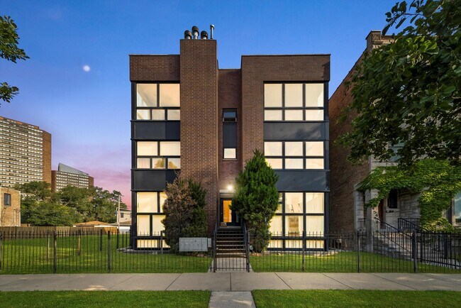 Building Photo - 450 E Bowen Ave