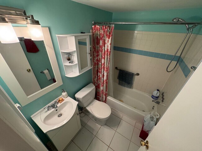 Building Photo - Relaxing Fully-Furnished 2 Bed 1 Bath Cond...