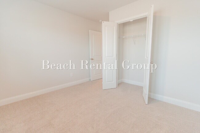 Building Photo - Spacious 3 Bedroom w/Loft, End Unit