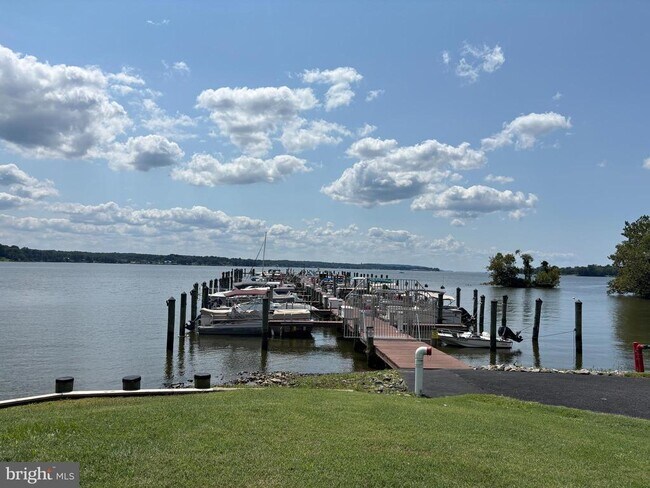 Building Photo - 113 NE Isles Dr