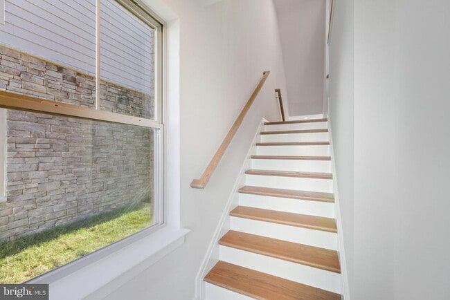 Building Photo - 1011 Venifena Terrace SE