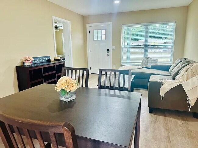 Building Photo - Beautifully Remodeled North Hyde Park Home | Prime Tampa Location