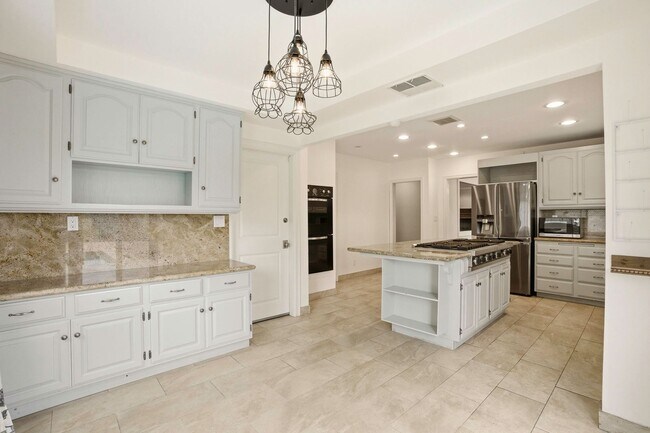 Building Photo - FALL IN LOVE with a Woodland Hills View