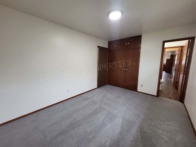 Building Photo - 3 Bd 1.5 ba Ranch Style Home in NE PDX With Washer/Dryer Hook-ups, Fenced Backyard & 2 Car Garage!