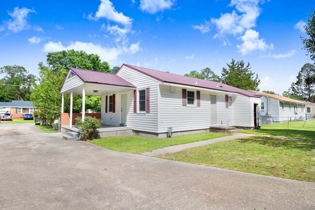 Building Photo - ADORABLE 3 BR | 1 BA HOME - 2 Car Detached...