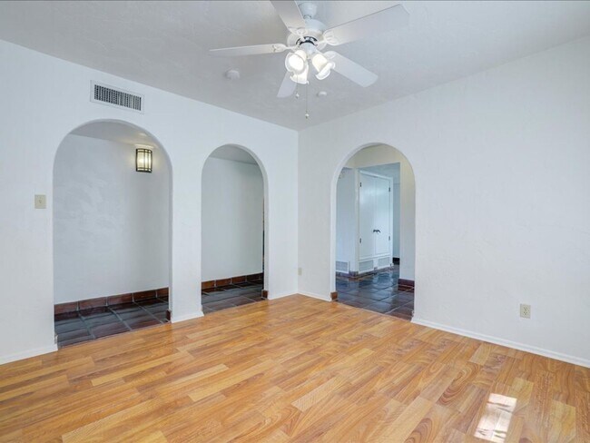 Building Photo - Enjoy stunning Catalina Mountain views fro...