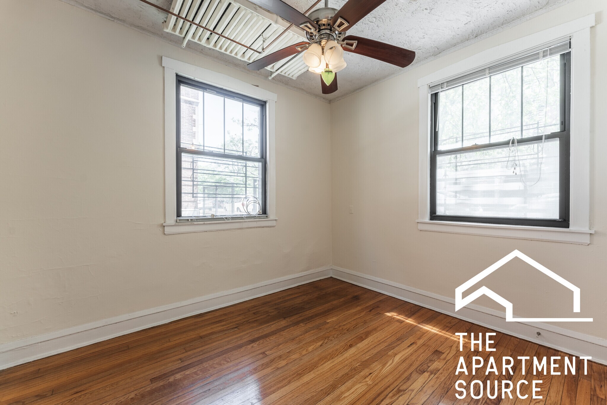 Building Photo - 520 W Cornelia Ave