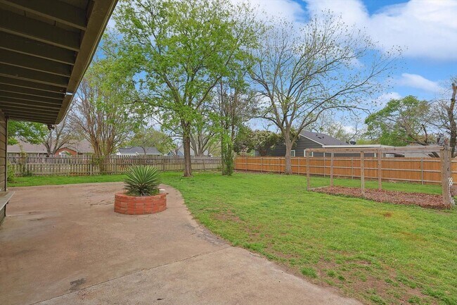 Building Photo - Amazing Historic 1940's Home in Original C...