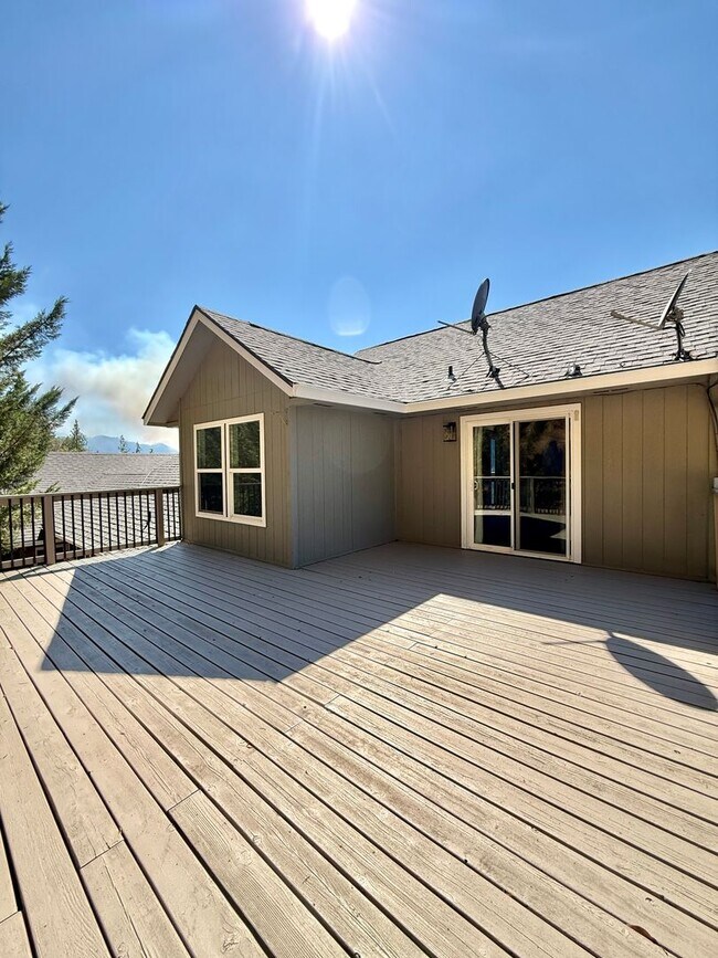 Building Photo - 901 Manzanita Dr